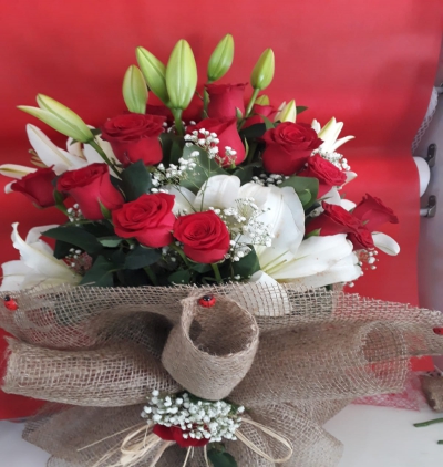 vazoda 12 kırmızı gül Çiçeği & Ürünü Lilyum Gül karışık Buket  